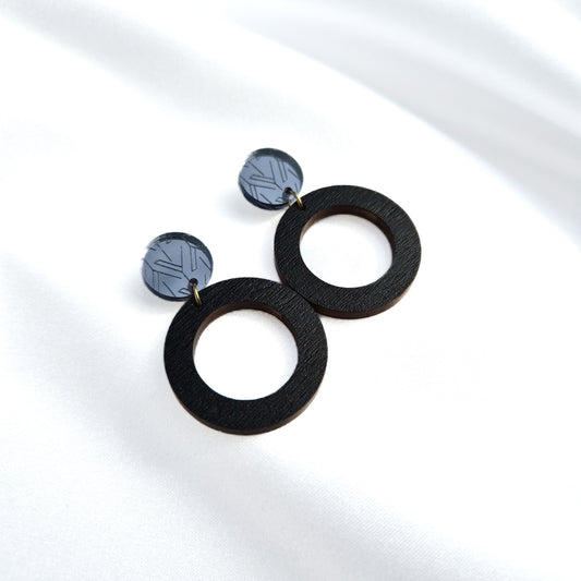 yukinor maru earring in black-graphite-black | yukinor maru-korvakoru musta-grafiitin-musta
